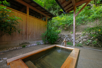 Exclusive hot spring water source, Heart-soothing baths