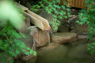 野天風呂では、趣き溢れる菅笠で湯浴みを楽しめます。